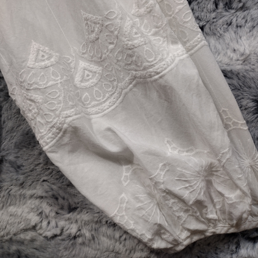 Universal Thread White Blouse - Picture 4 of 10